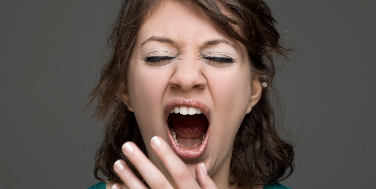 Una mujer sufrió una fractura cervical al bostezar y casi muere
