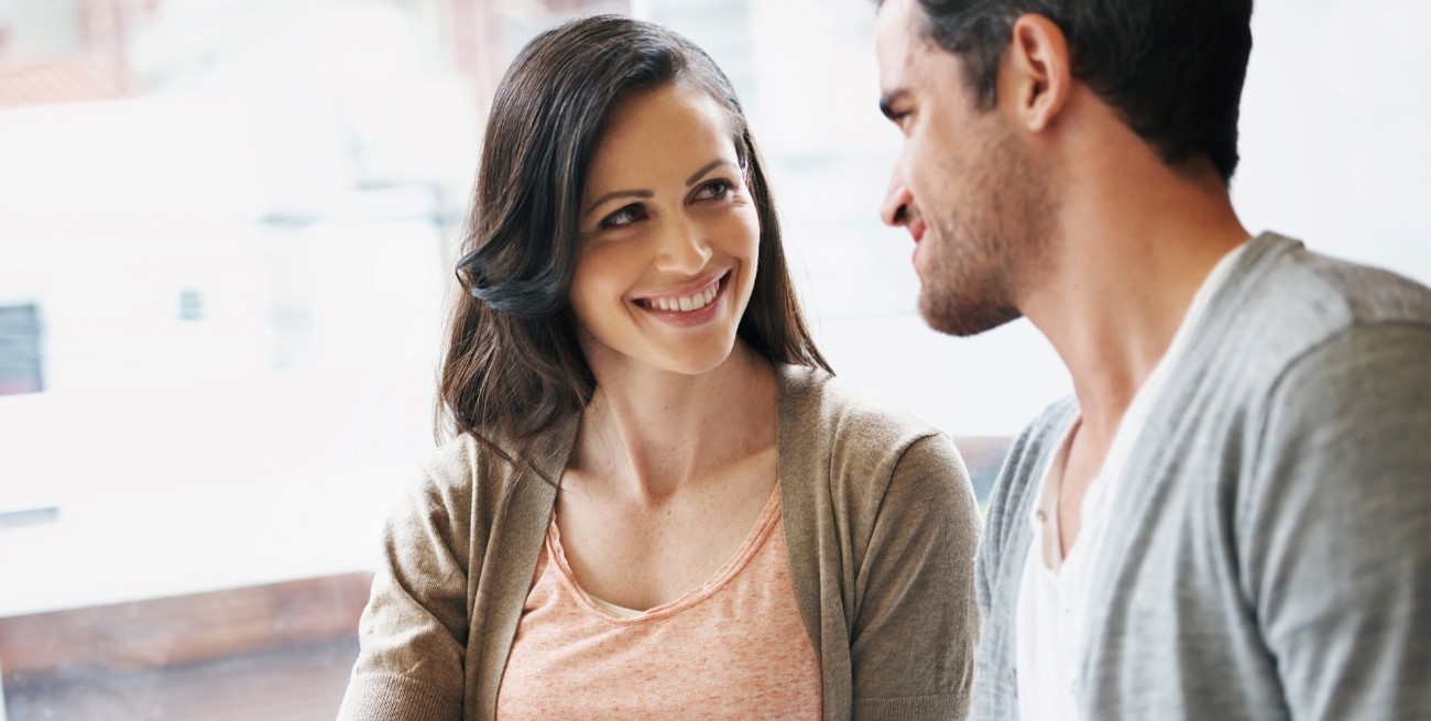 Qué significa apartar la mirada cuando conversás con alguien