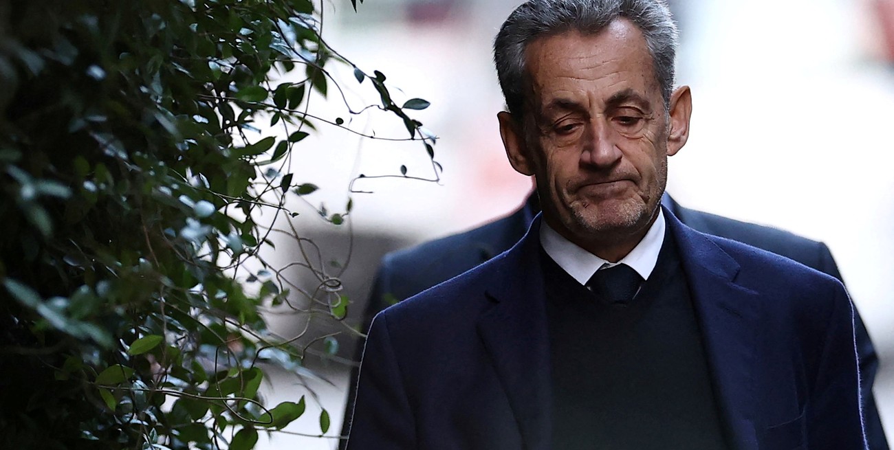 Sarkozy comienza a cumplir su condena en París y denunció "escándalo judicial"