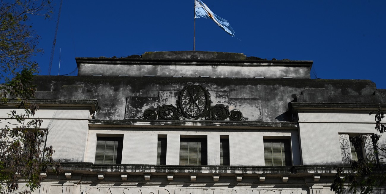 Detuvieron a una mujer por abrir cuentas por $ 70 millones a nombre de su novio y su suegro