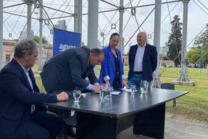 De izquierda a derecha: Cristian Latino (Gerente General de ASSA), Juan Pablo Poletti (Intendente), Renata Ghilotti (Presidente de ASSA), Alfredo Menna (vicepresidente) y Dario Boscarol (Director de ASSA). ASSA.