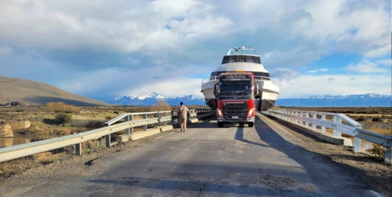 Una familia se topó con un catamarán en la ruta 40 y filmó el traslado hacia El Calafate