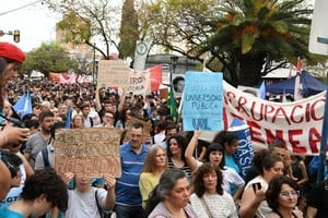 La universidad salió a las calles varias veces durante la gestión de Milei, acompañando las acciones institucionales adoptadas.  Foto: Manuel Fabatía
