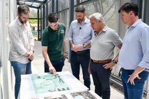 El ministro Enrique Estévez recorrió las obras junto al diputado Pablo Farías. Foto: Gentileza