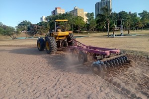 Las maquinarias municipales trabajan a buen ritmo para dejar listo los dos parques más uitilizados en el verano. MCSF