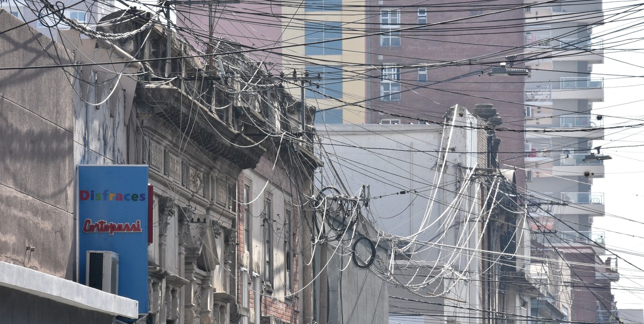 La "telaraña" de cables aéreos crece y no detiene su invasión sobre las calles y veredas de Santa Fe