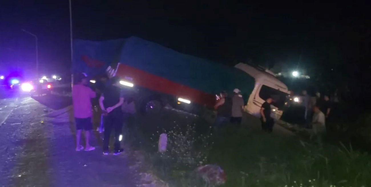 Camión cargado con soja despistó y bloqueó la Ruta 11 a la altura de Calchaquí