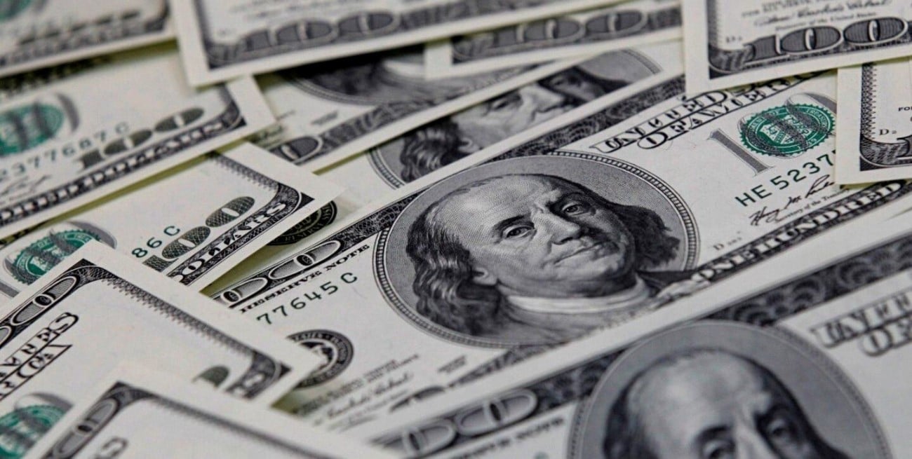 El peso se devaluó 37,6% desde abril pero no pasó todo a precios y se prevé un dólar estable
