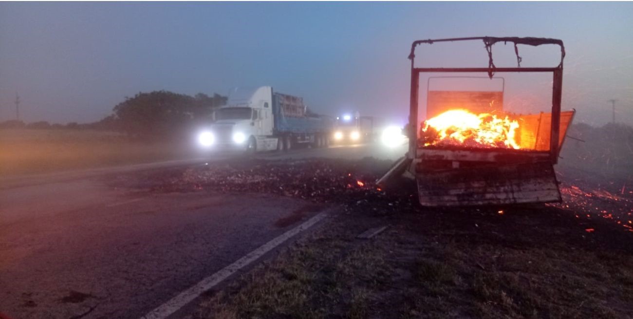 Camión cargado con papel se incendió sobre la Ruta 34 y generó cortes de tránsito