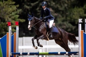 Victoria Imhoff y su yegua en el momento de uno de los saltos. Su actuación fue descollante en Campo de Mayo.