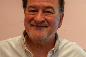 César Bisso, autor corondino de prolífica y notable trayectoria. Escritor, sociólogo, periodista independiente y ex profesor universitario, sus textos poéticos han sido incluidos en numerosas antologías nacionales y del extranjero.