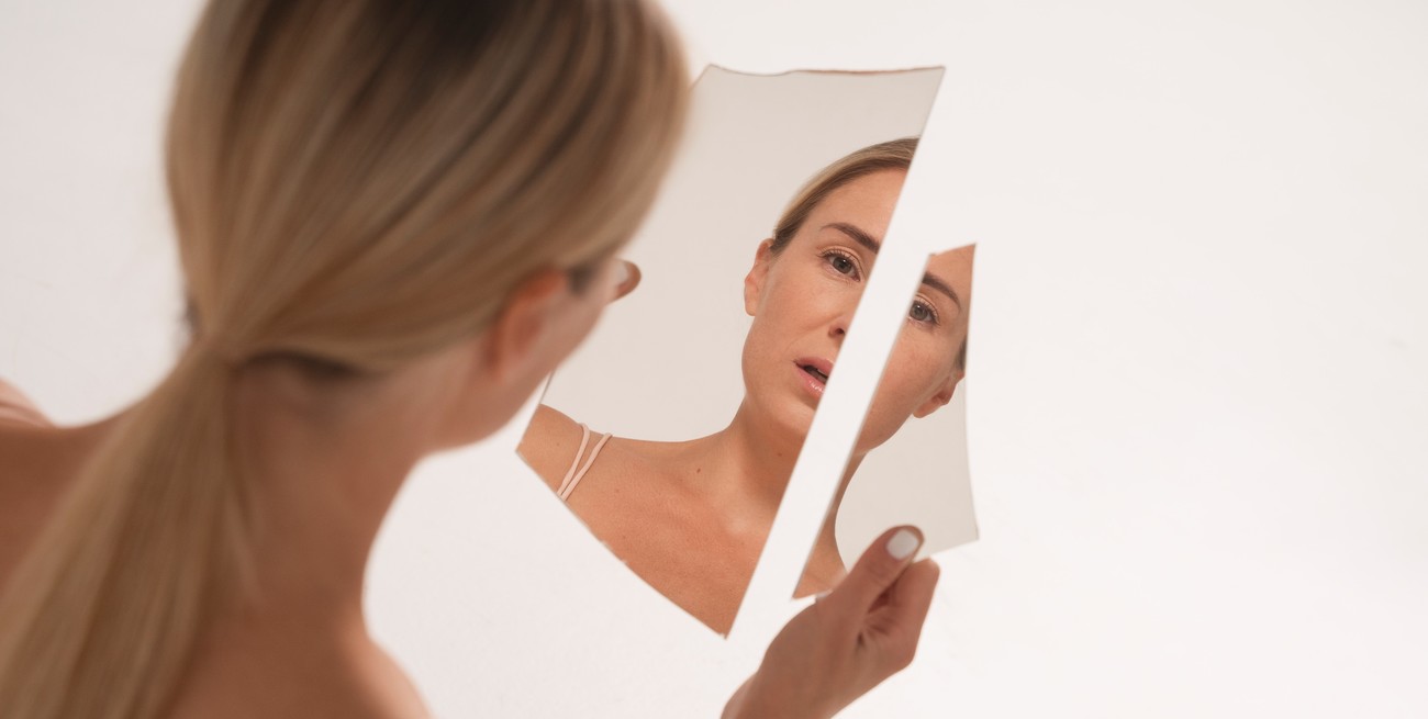 Por qué romper un espejo se relaciona con siete años de mala suerte