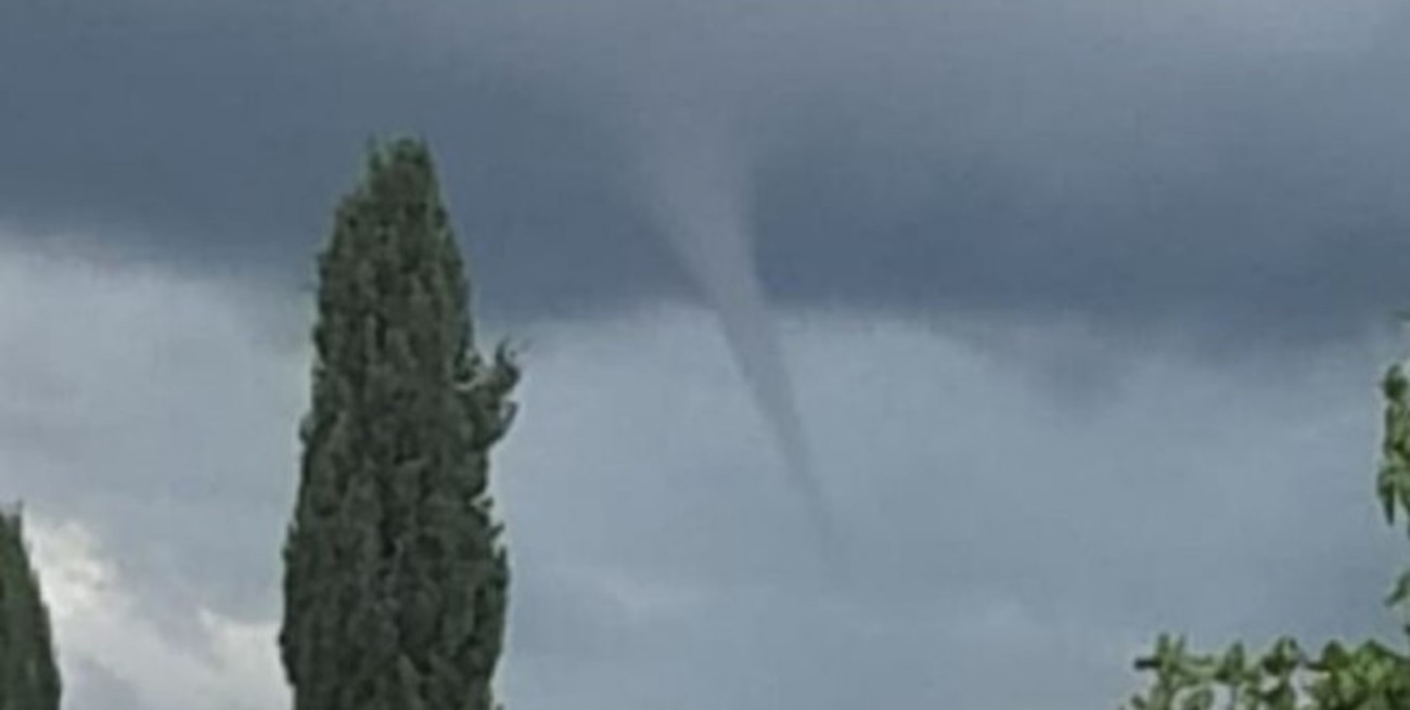 Video: vecinos captaron una inusual nube embudo en Carreras y Villa Cañás