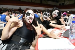 "A rockearla". Disfrazados del grupo Kiss, el equipo resolvía problemas de programación. Foto: Manuel Fabatía