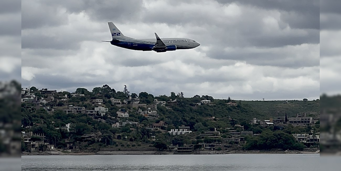 Sorpresa en Córdoba por un avión que sobrevoló a baja altura el Lago San Roque