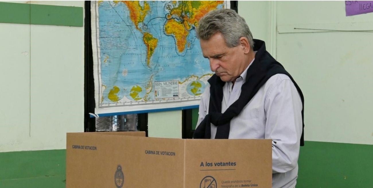 Agustín Rossi votó en Rosario y destacó la cercanía con los santafesinos