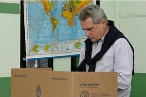 Agustín Rossi emitió su voto en Rosario. Foto: Gentileza