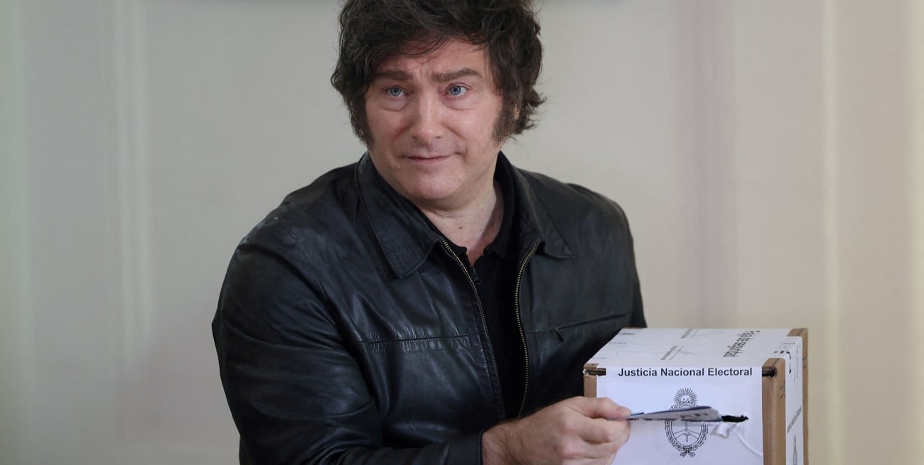 Milei llegó,votó, saludó y se fue