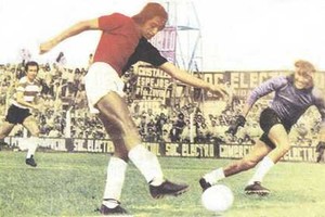 El momento en el que Daniel Olivares remata al arco para superar el esfuerzo de Gatti y los defensores de Unión que intentaron desviar el remate. Iban apenas 6 minutos del clásico de hace 50 años.