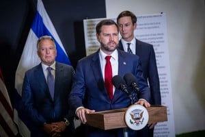 Conferencia de prensa en Kiryat Gat, Israel, el 21 de octubre de 2025. El vicepresidente de Estados Unidos, JD Vance, respaldado por Steve Witkoff y Jared Kushner.