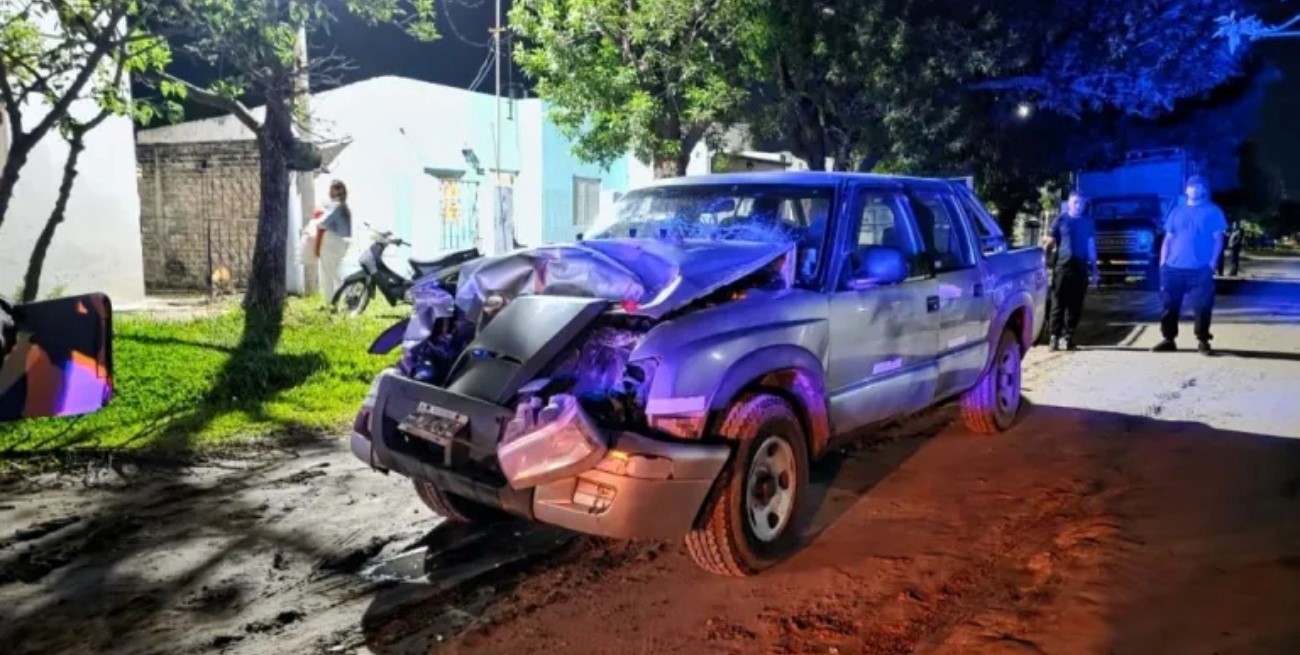 Buscan al conductor de una camioneta que chocó dos vehículos y huyó a pie en Reconquista