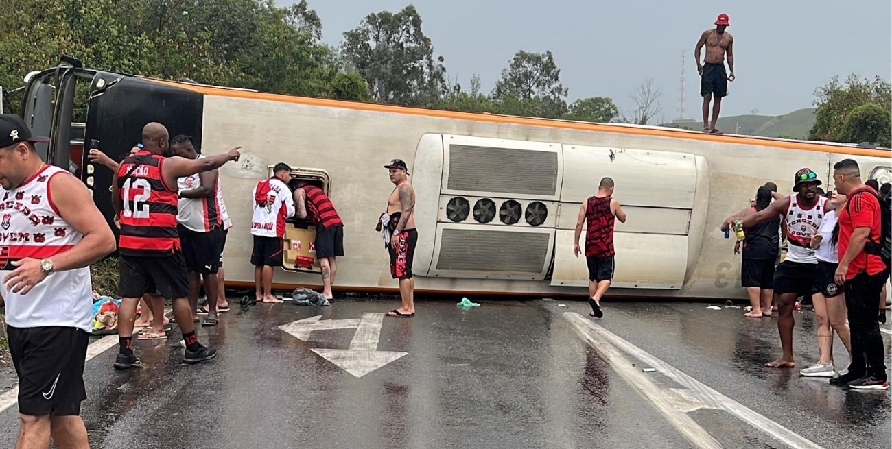 Volcó un micro con hinchas de Flamengo que viajaban a ver el partido contra Racing