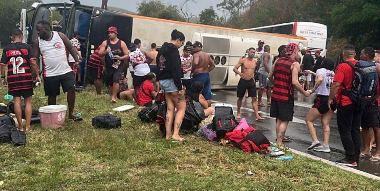 Brasil: el momento exacto en que volcó el micro de hinchas de Flamengo rumbo a Buenos Aires