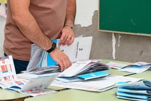 El escrutinio provisorio se realizó sin complicaciones. Foto: Manuel Fabatía.