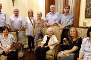 Hebe Viglione de Arrastía sentada en el centro del grupo de colegas historiadores, con motivo de una reunión de la Junta de Historia celebrada en Rosario en 2019.