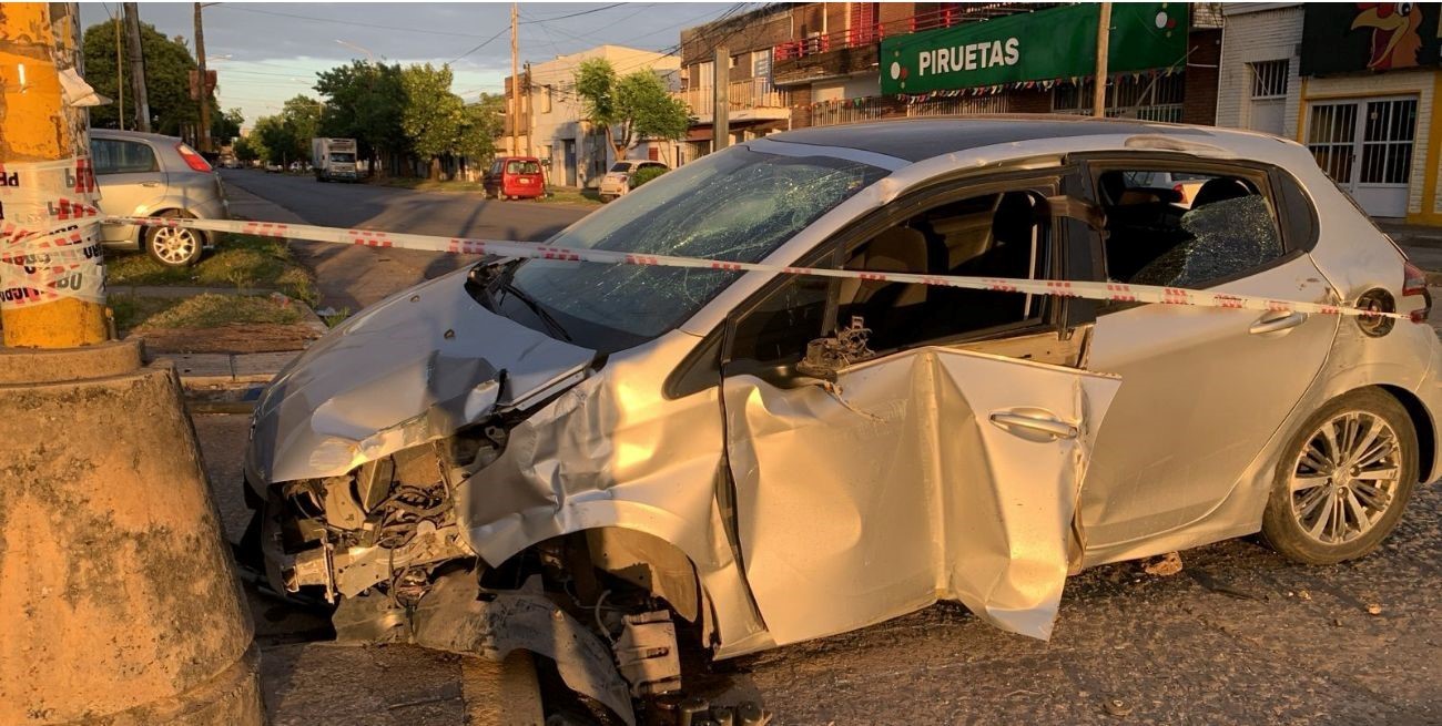 Perdió el control de su automóvil, se subió a la vereda y destruyó una garita de colectivos