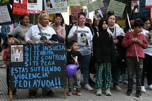 Familiares y conocidos de la víctima manifestaron frente a Tribunales. Foto: Manuel Fabatía