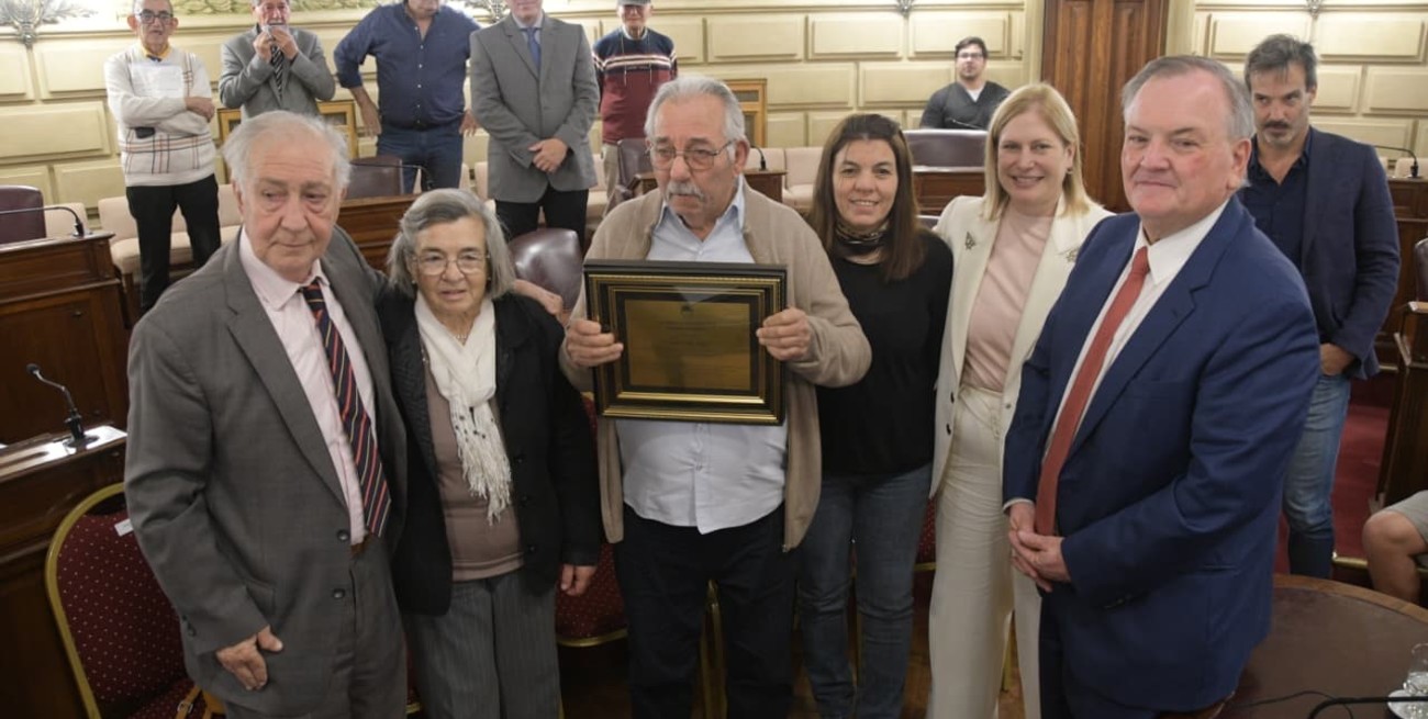El Senado brindó un cálido homenaje al periodista César Royo