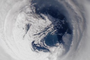 Las imágenes revelan un anillo de nubes densas girando a gran velocidad. Foto: Fuerza Aérea de EEUU