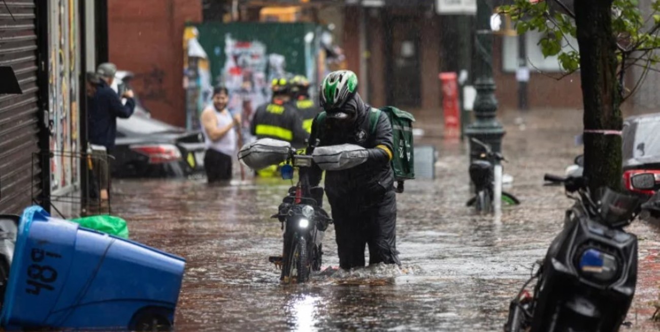 Dos muertos, rutas cerradas y vuelos demorados: Nueva York bajo el agua tras horas de lluvia y vientos