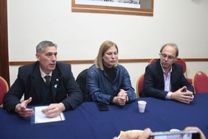 Olivares, junto a Saglione y la vicegobernadora Scaglia. Foto: Flavio Raina.