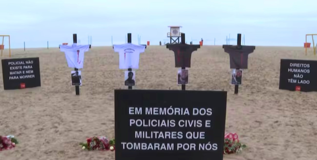 Cruces negras en homenaje a los policías muertos tras el operativo contra el Comando Vermelho