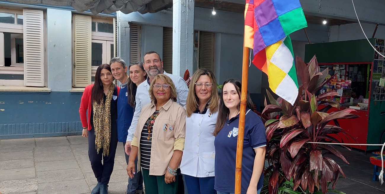 Una bandera que no divide: la escuela primaria Moreno recibió su Wiphala