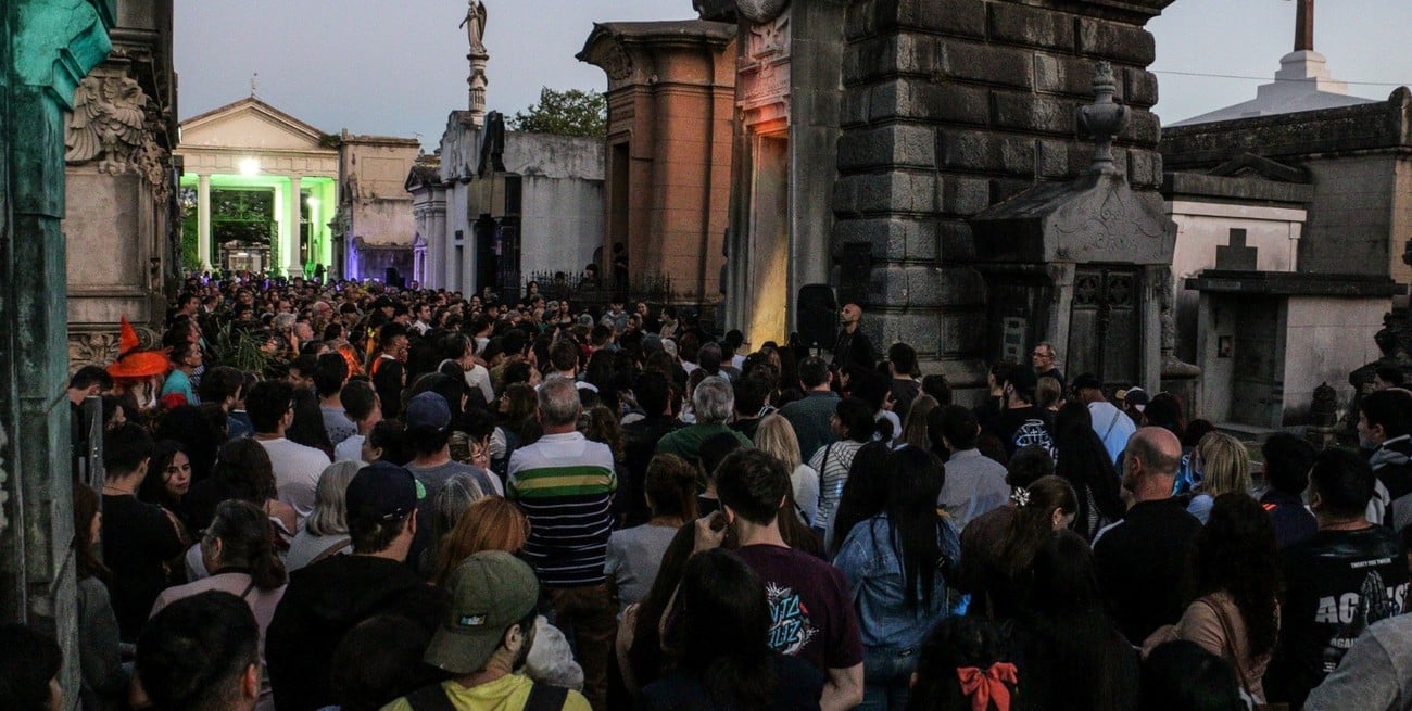 Importante asistencia al paseo guiado por el Cementerio Municipal