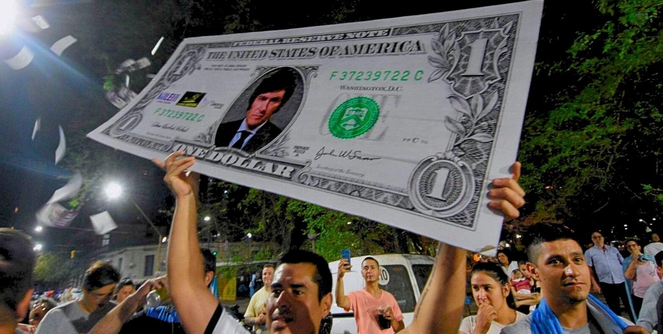 Sugieren que ahora es el momento ideal para la "dolarización" en la Argentina