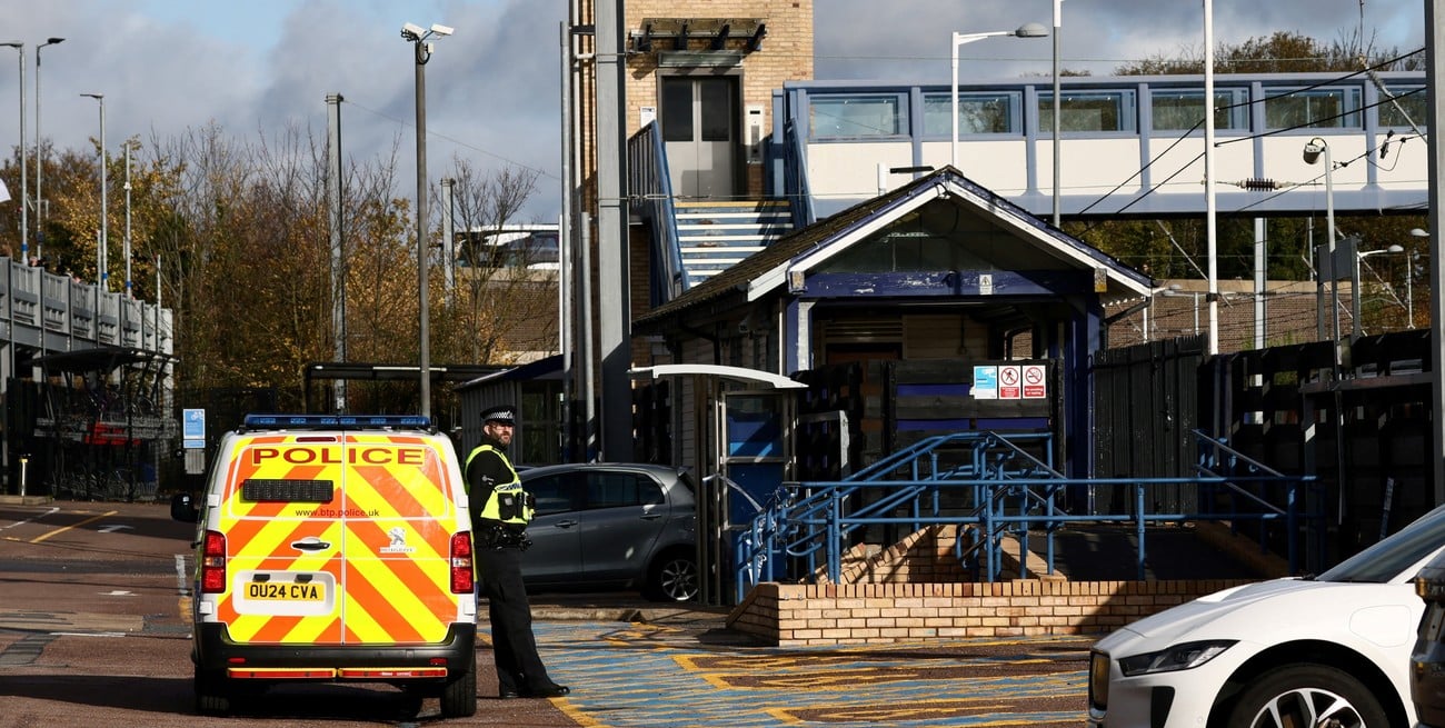 Horror en un tren de Inglaterra: diez heridos y dos detenidos tras un violento ataque con cuchillo