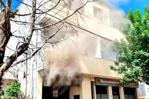 Hasta el lugar acudió personal policial de la Comisaría Décima que atravesó las llamas que salían del garaje y logró detener al hombre.