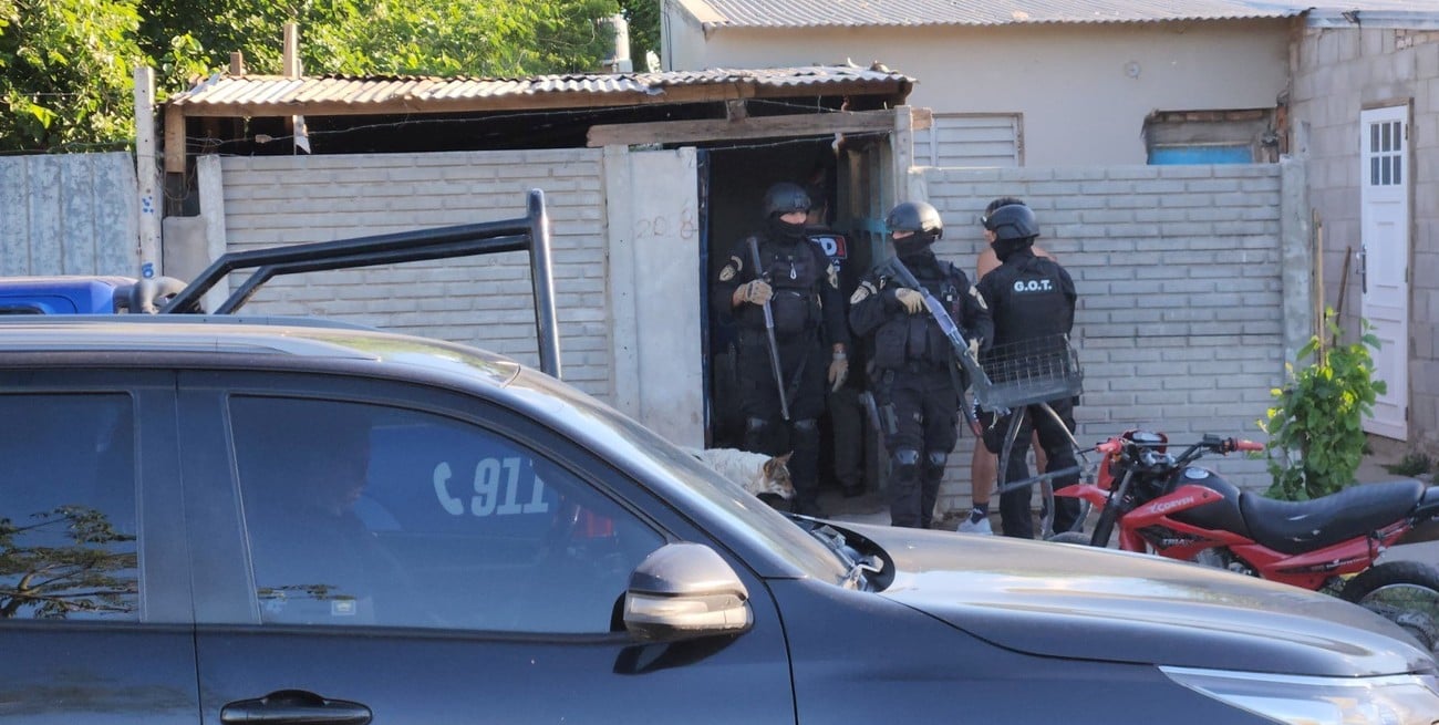 Con la presencia de Cococcioni, realizaron varios allanamientos en barrio 2 de Abril de Rafaela