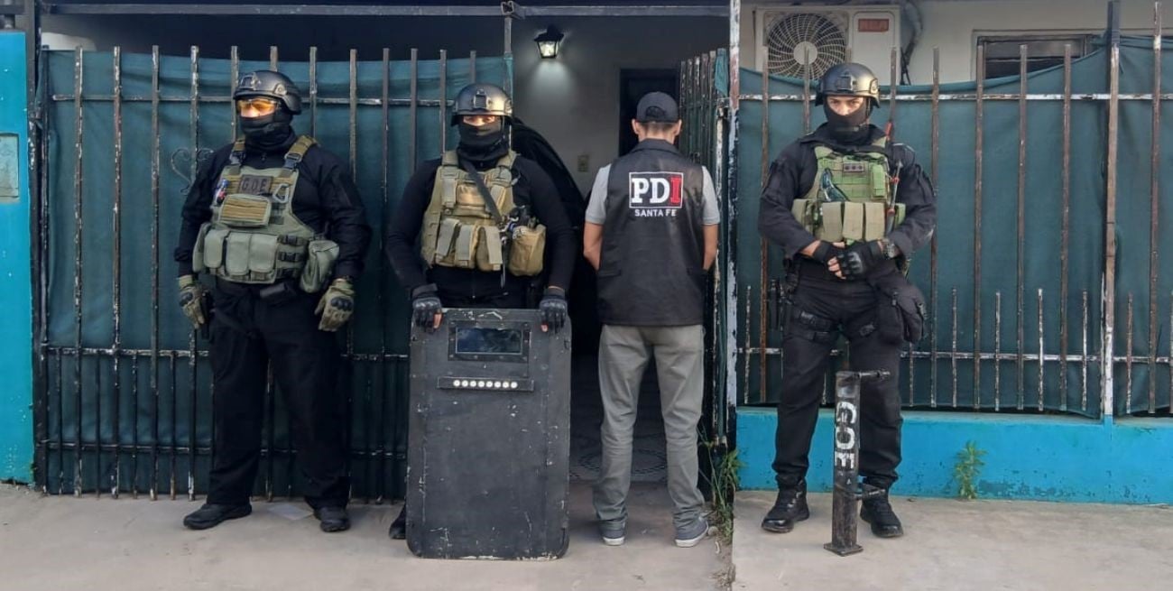 Se delató por redes sociales: una mujer tenía una poderosa pistola y una camioneta robada