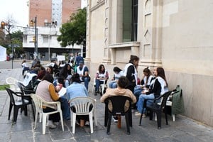 Una de las clases públicas que realizaron los docentes de la UNL en el marco de su reclamo salarial. Foto: Luis Cetraro