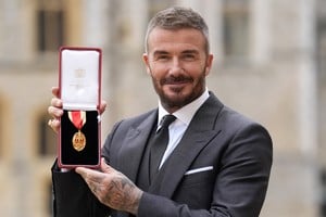 Beckham recibió el título de caballero de manos del rey Carlos III. Foto: Reuters