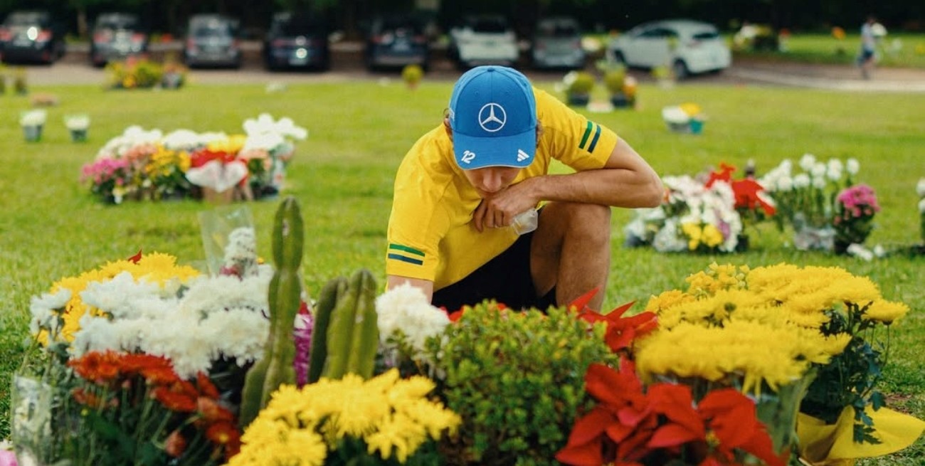 F1: Kimi Antonelli visitó la tumba de Ayrton Senna en São Paulo