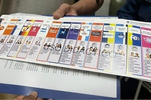 La herramienta permite identificar los espacios de votación mediante orificios y un código QR.