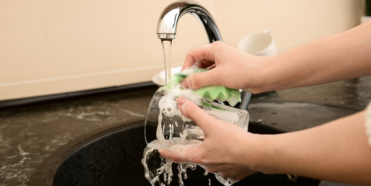 Errores comunes al lavar vasos y cómo mantenerlos libres de malos olores