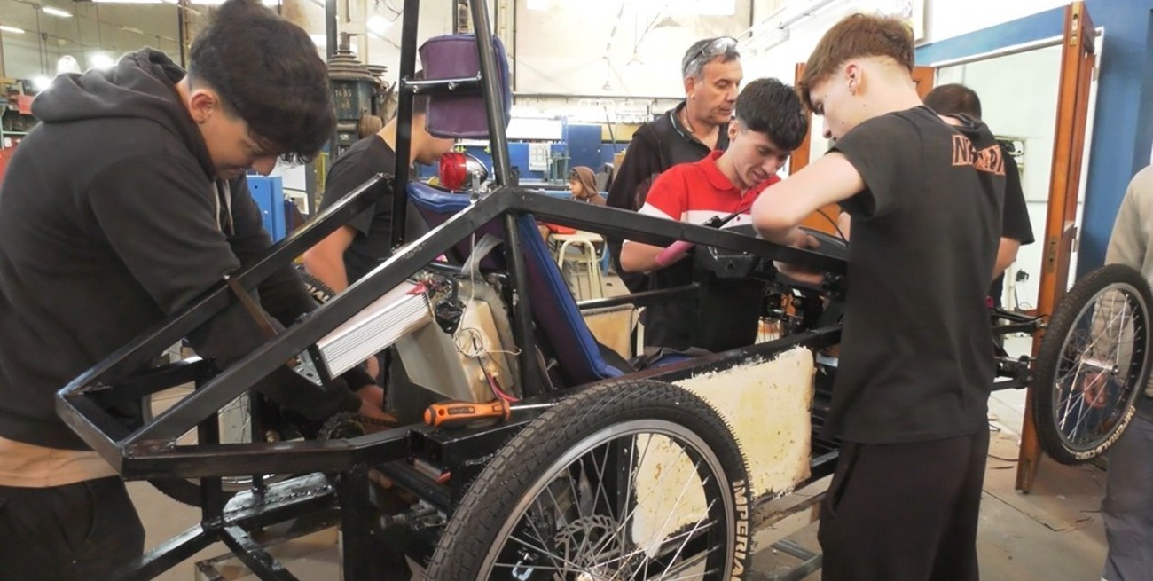 Alumnos de la escuela Avellaneda competirán en Concepción del Uruguay con su auto eléctrico