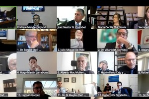 El tribunal le leyó 40 de los 204 casos de sobornos que le imputan a Cristina, en la primera audiencia del juicio.